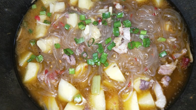 猪肉土豆炖粉条,根据口味放入盐1茶匙、葱末，翻炒均匀就可以出锅。