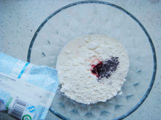 国色天香立体饼干,面粉里放入红曲粉，倒入牛奶。