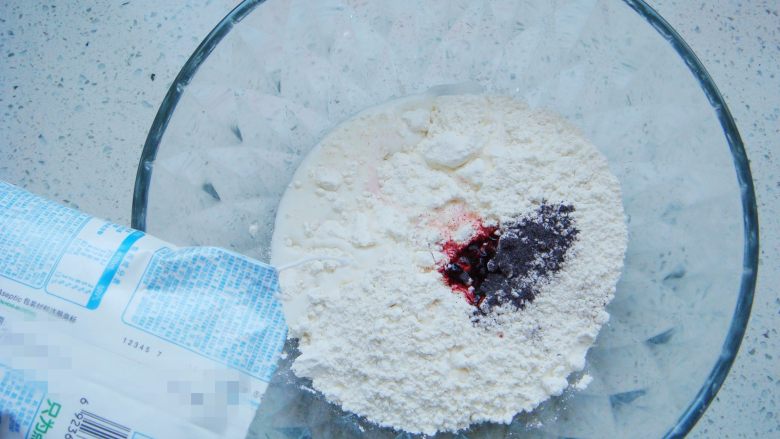 国色天香立体饼干,面粉里放入红曲粉，倒入牛奶。
