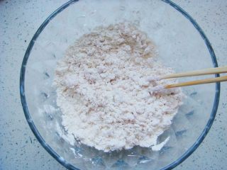 国色天香立体饼干,先用筷子搅拌几下。