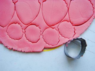国色天香立体饼干,用最小号模具刻出面片做花心部分。