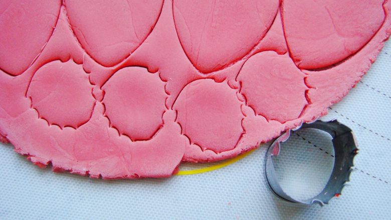 国色天香立体饼干,用最小号模具刻出面片做花心部分。