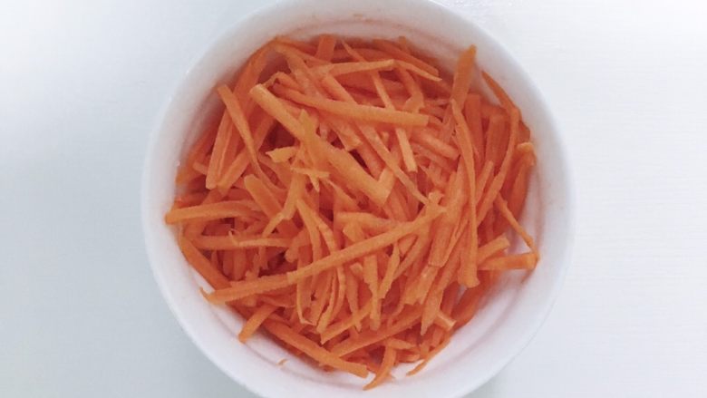 洋芋（土豆）胡萝卜擦擦,食材处理二：胡萝卜擦擦
胡萝卜洗净去皮同土豆一样用擦丝器擦丝
