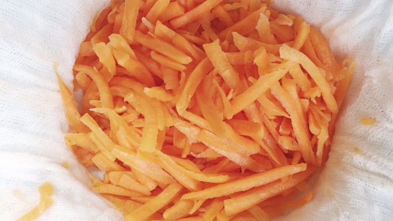 洋芋（土豆）胡萝卜擦擦,拧干水分的胡萝卜丝是呈蓬松状的