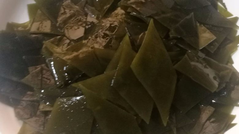 海带排骨汤,9.切成合适大小，我切成菱形，也可以切成海带丝。