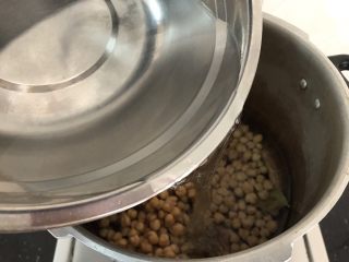 五香鹰嘴豆～健康满分的小零嘴,加入清水，没过豆子一节手指深就好