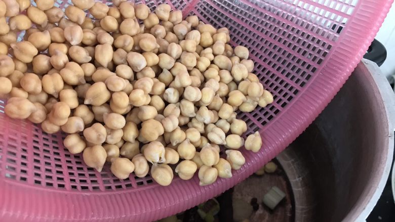 五香鹰嘴豆～健康满分的小零嘴,倒入沥干的鹰嘴豆