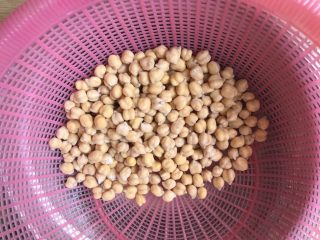 五香鹰嘴豆～健康满分的小零嘴,泡好的鹰嘴豆捞起来沥干水分