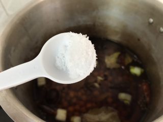 五香鹰嘴豆～健康满分的小零嘴,半匙盐，搅拌均匀