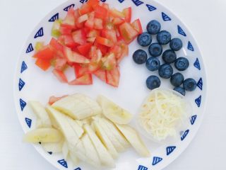 水果披萨,食材处理：番茄切小丁 香蕉对半切开切小片 蓝莓洗净备用