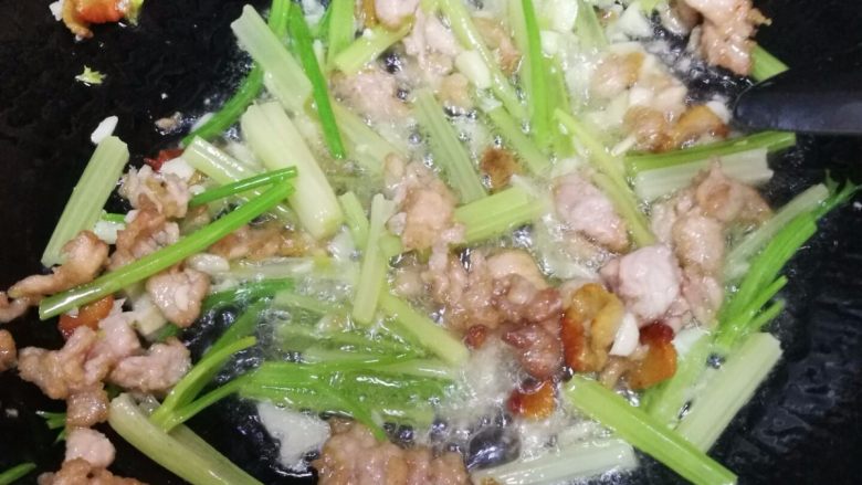 腐竹青椒炒肉,8.芹菜入锅翻炒几下。
