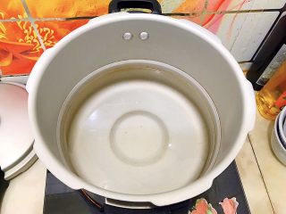 养生养颜之花生红枣桂圆汤,高压锅内装三分之一的水！
如果你喜欢喝多一点汤，可以适量多加一点水！