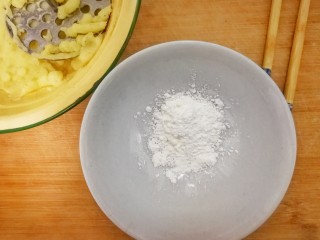 中西结合的肉末香滑土豆泥,准备一个空碗，放入一勺淀粉，
