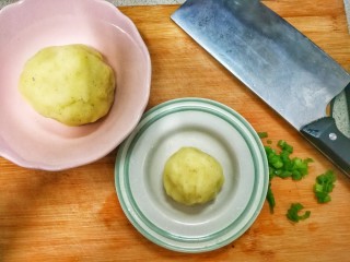 中西结合的肉末香滑土豆泥,尽量压的细腻一点，然后做好造型，放入碗里，香葱切葱花备用，