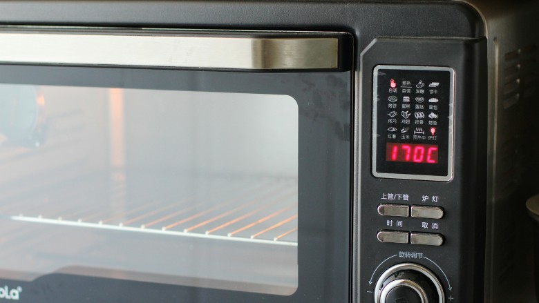 香蕉磅蛋糕,烤箱提前上下火170度预热
