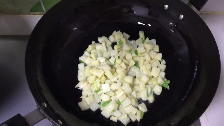 扁豆面旗子,热锅热油，放入葱段大蒜，炒香，再加土豆块翻炒；