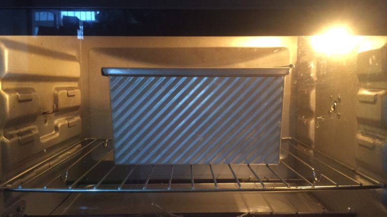 低卡全麦吐司,预热结束，吐司放进烤箱上下火180度40min