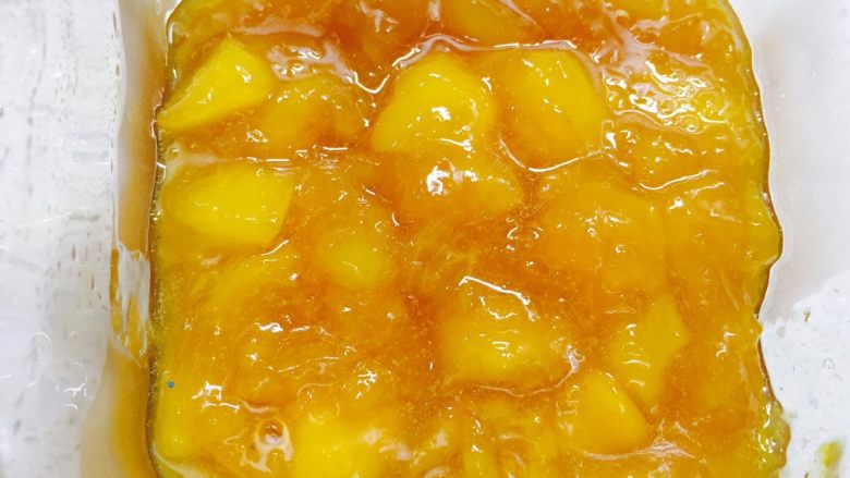 黄桃酱,做好的黄桃酱放入事先杀菌消毒过的干燥瓶子中，冷藏保存