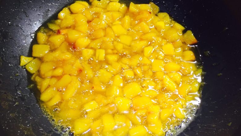 黄桃酱,中小火翻炒，经常搅动，可以增加粘稠度