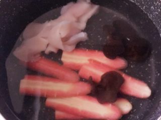 鸡肉胡萝卜蔬菜粥  宝宝辅食10M+,冷水上锅，加入鸡肉，胡萝卜，木耳煮熟