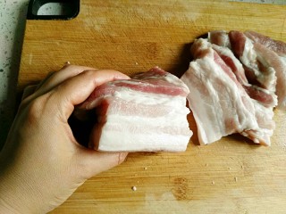 粉蒸肉,一定要买这种带皮的、可以清晰的看见有多层次的五花肉。