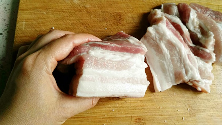 粉蒸肉,一定要买这种带皮的、可以清晰的看见有多层次的五花肉。