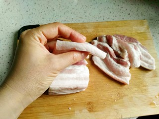 粉蒸肉,切成1.2厘米宽的厚片。薄了不好吃，厚了影响口感。