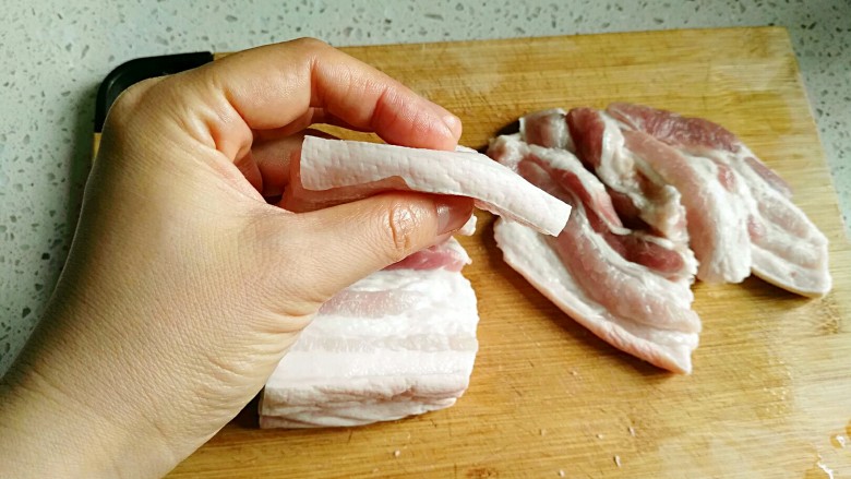 粉蒸肉,切成1.2厘米宽的厚片。薄了不好吃，厚了影响口感。