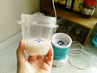 粉蒸肉,米粉直接用大米放到料理机里面打成米粉。没有料理机可以把大米提前用水泡一下然后晾干用擀面杖擀成颗粒状。不要粉末状，小颗粒状就行。