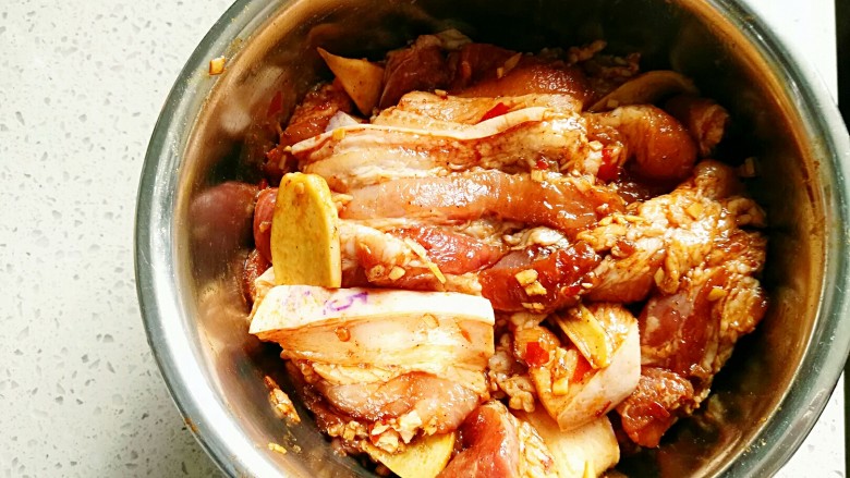 粉蒸肉,所有的调料放入后拌匀。放入冰箱腌制20到30分钟，如果时间充足一到两个小时都可以。