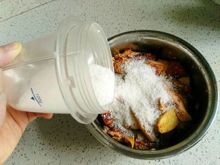 粉蒸肉,准备上笼蒸的时候拌入米粉。放入60克米粉。
