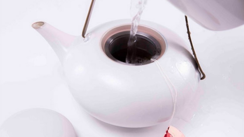 海盐芝士奶盖,找一个大茶壶放入茶包，用沸水冲泡后闷一会有利于茶色释放更加彻底，冲泡好的红茶放置一旁冷却备用。
