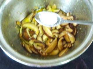 香菇油菜,加入一小勺盐翻炒均匀