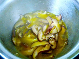 香菇油菜,放入调好的淀粉汁，烧开收汁即可