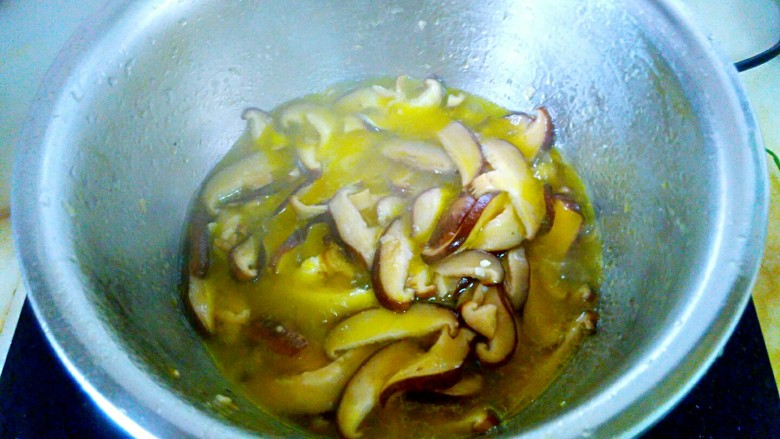 香菇油菜,放入调好的淀粉汁，烧开收汁即可