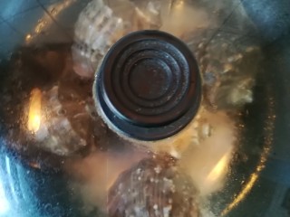 葱爆海螺,盖上锅盖中火5分钟，不要时间过长，海螺老了不好吃。