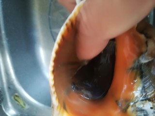 葱爆海螺,用手指挤进海螺口里