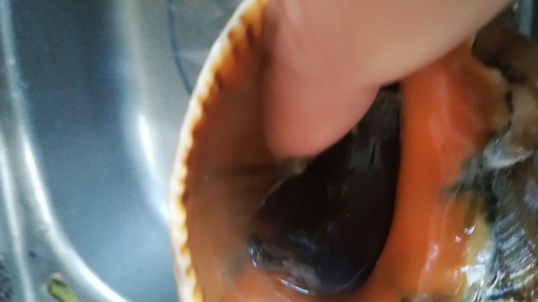 葱爆海螺,用手指挤进海螺口里