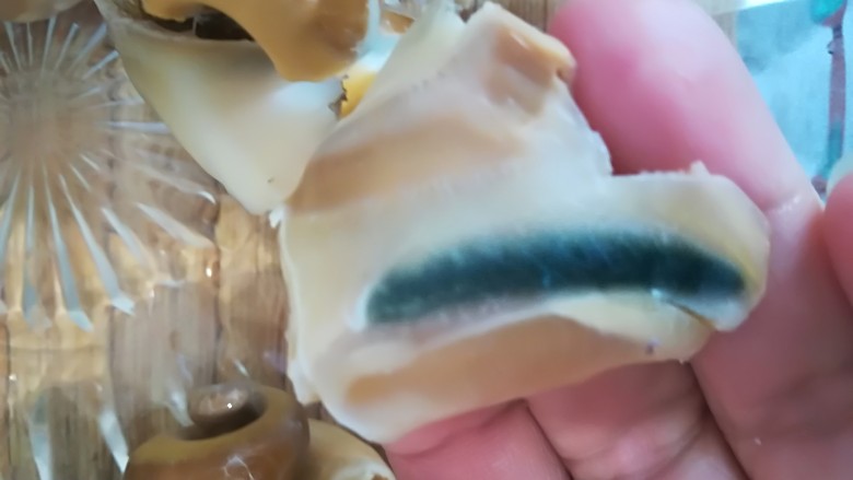 葱爆海螺,这是海螺的排泄部位，要去掉。海螺