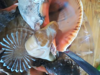 葱爆海螺,用勺把或牙签把海螺肉抠出