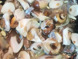 葱爆海螺,大火海螺肉放入锅里加料酒翻炒，再放少量盐。