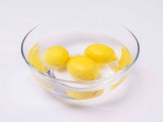 蜂蜜柠檬特饮,柠檬放入盐水中浸泡清洗10分钟。