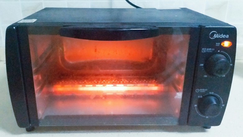 鸡蛋吐司,烤箱180℃预热10分钟