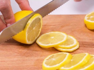 蜂蜜柠檬特饮,将清洗好的柠檬切成薄片。