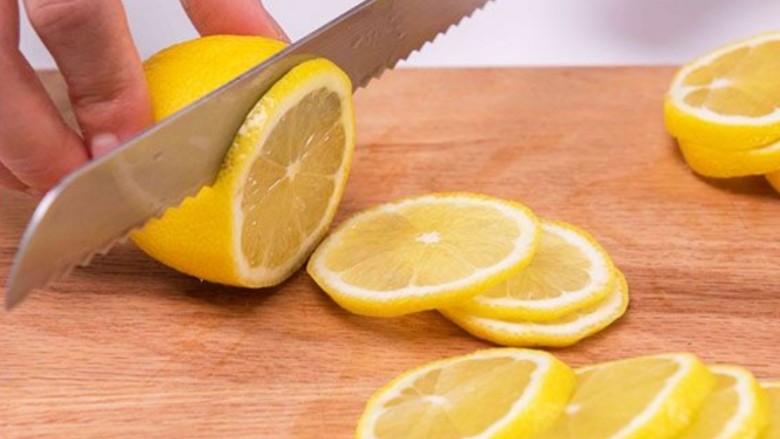 蜂蜜柠檬特饮,将清洗好的柠檬切成薄片。