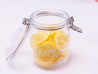蜂蜜柠檬特饮,在消毒过，且无水无油的密封罐内依次叠加柠檬片