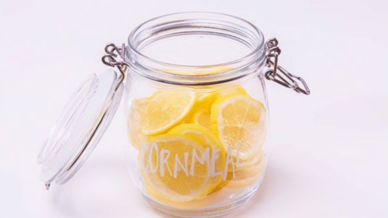 蜂蜜柠檬特饮,在消毒过，且无水无油的密封罐内依次叠加柠檬片