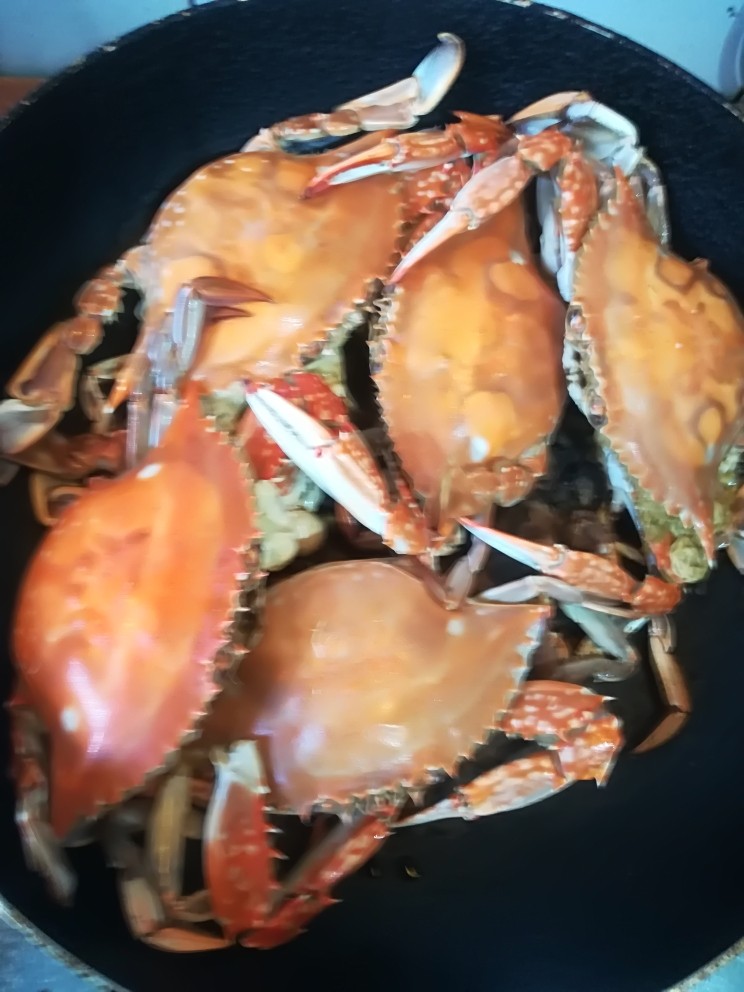 锅烀螃蟹,干烀的糊吧的海鲜螃蟹出锅。