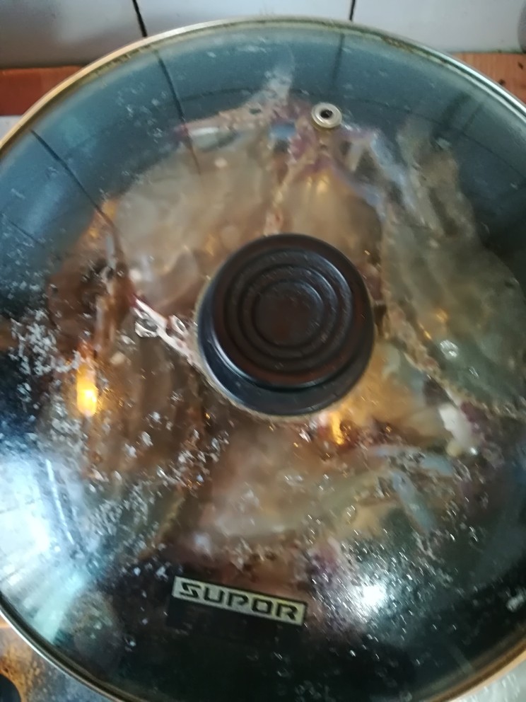 锅烀螃蟹,盖上锅盖中小火8分钟，闻香糊吧味住火。