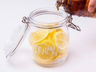 蜂蜜柠檬特饮,再灌入蜂蜜，蜂蜜加入的量必须没过柠檬片，放入冰箱冷藏过夜